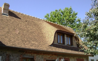 pose de tuiles plates sur un toit par l'entreprise Couverture Morganti